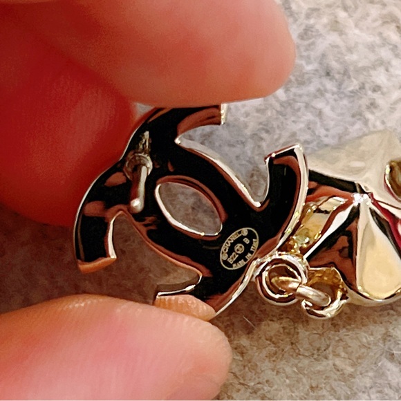 CHANEL Pink Heart Earrings with Pearl Accents - Picture 4 of 6